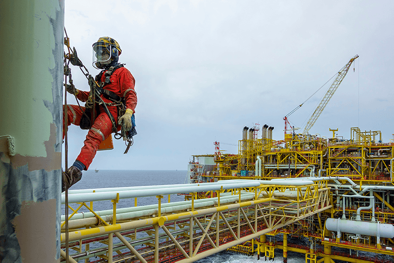antichute-homme-suspendu-vide-plateforme-petroliere