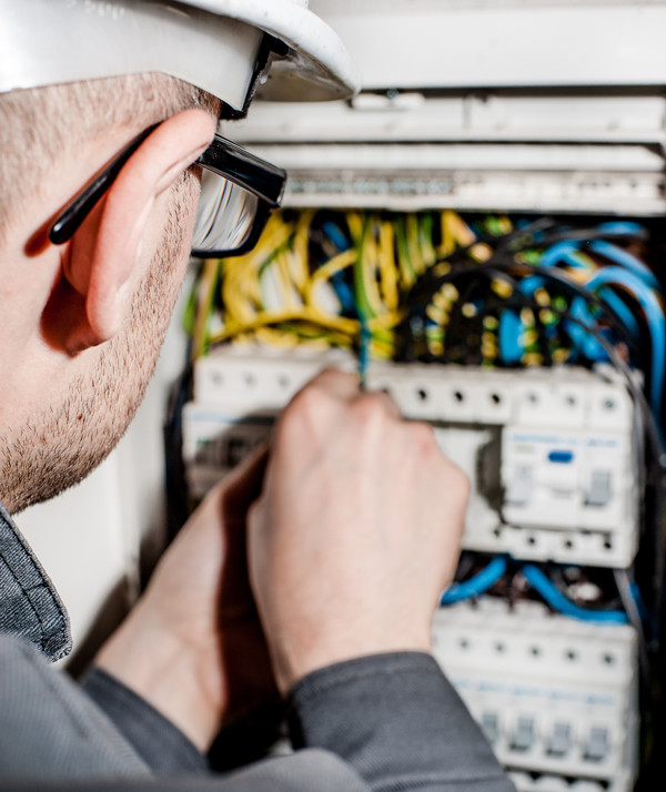electricien-intervient-sur-un-compteur-electrique