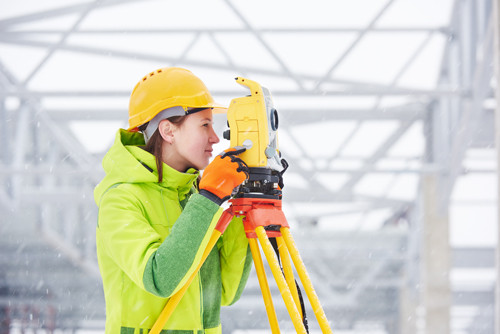 femme-etudie-angles-construction-chantier