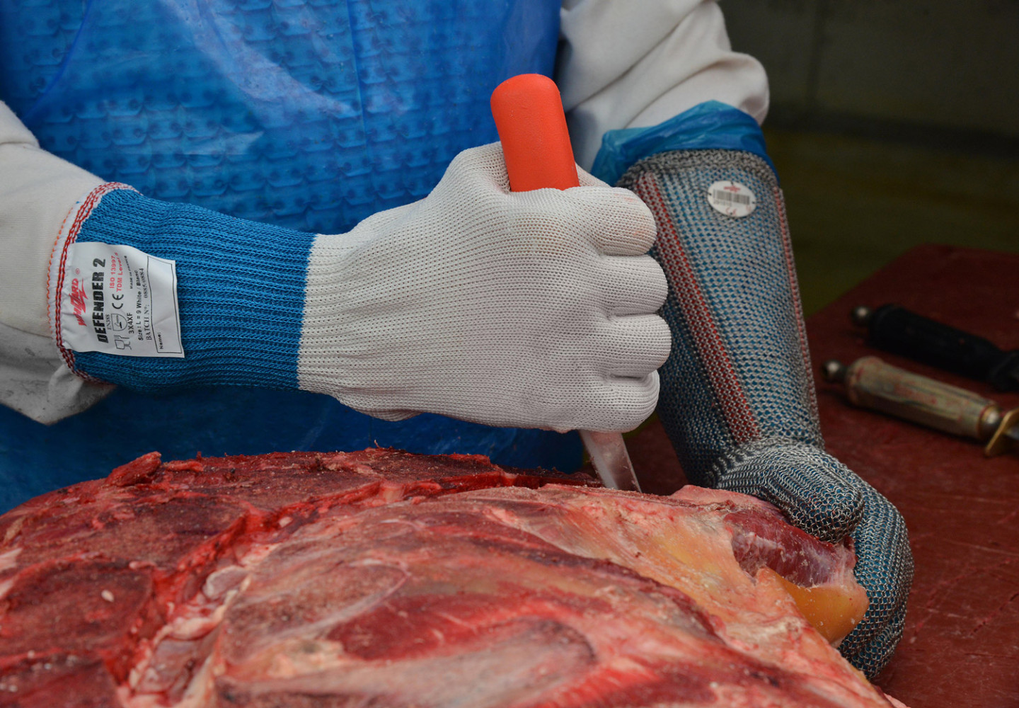 Gant Defender 2 de Procovès en application de découpe viande gant-defender-2-procoves-decoupe-viande