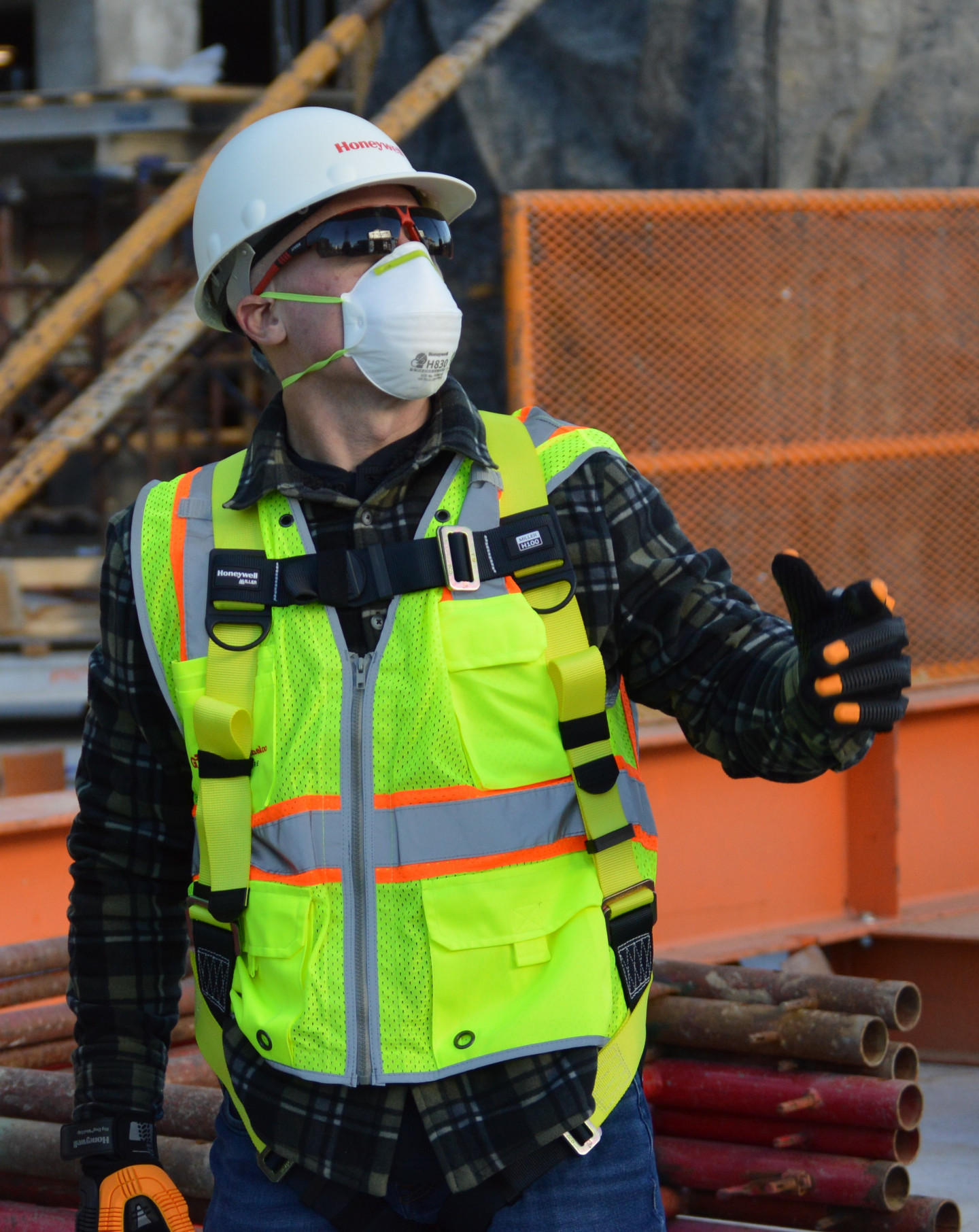 Homme porte un harnais miller H100 sur un chantier Homme-porte-un-harnais-miller-H100-sur-un-chantier