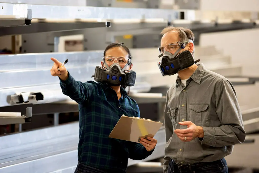 homme-femme-porte-demi-masque-secure-click-usine
