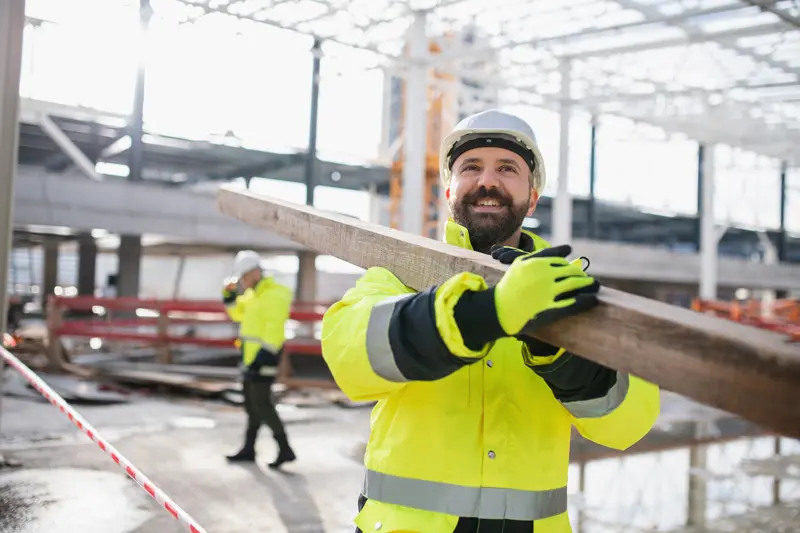 homme-porte-epi-hiver-chantier-btp