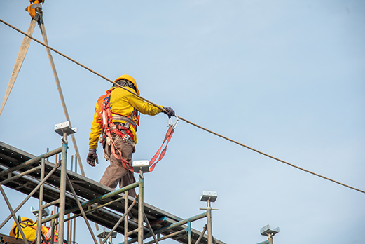 homme-ligne-de-vie-chantier-construction
