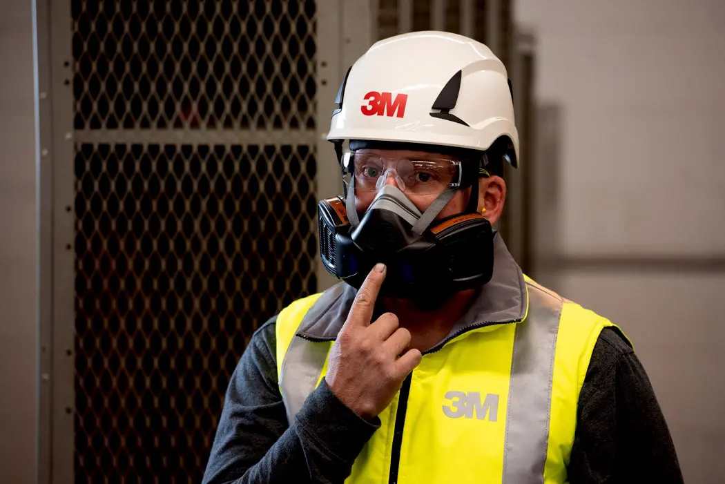 homme-porte-demi-masque-secure-click-industrie