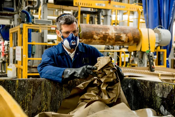 homme-porte-masque-3m-serie-4000-plus-usine