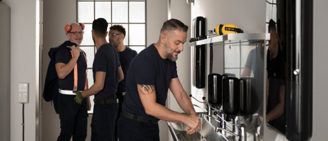 Hommes se lavent les mains après le travail hommes-se-lavent-les-mains-après-le-travail
