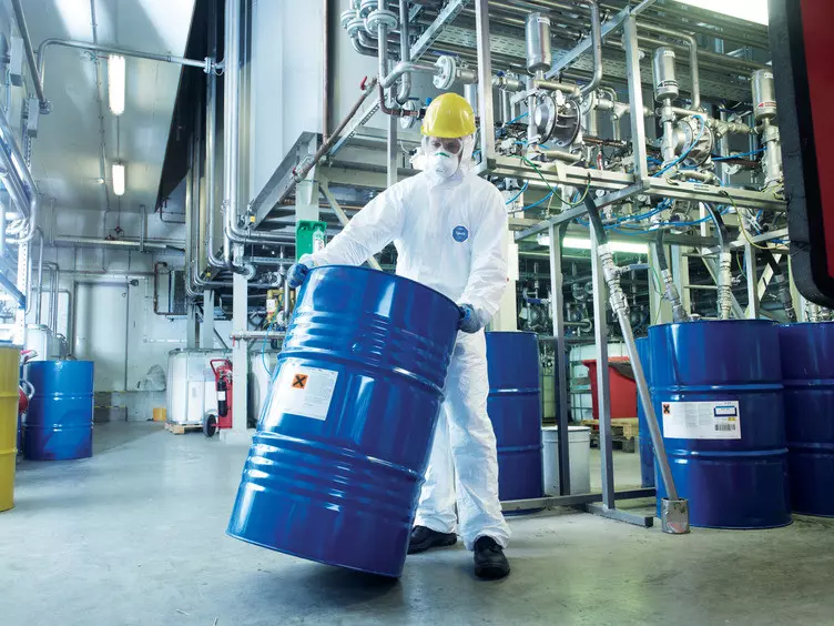 homme-porte-combinaison-tyvek-500-xpert-industrie-chimique
