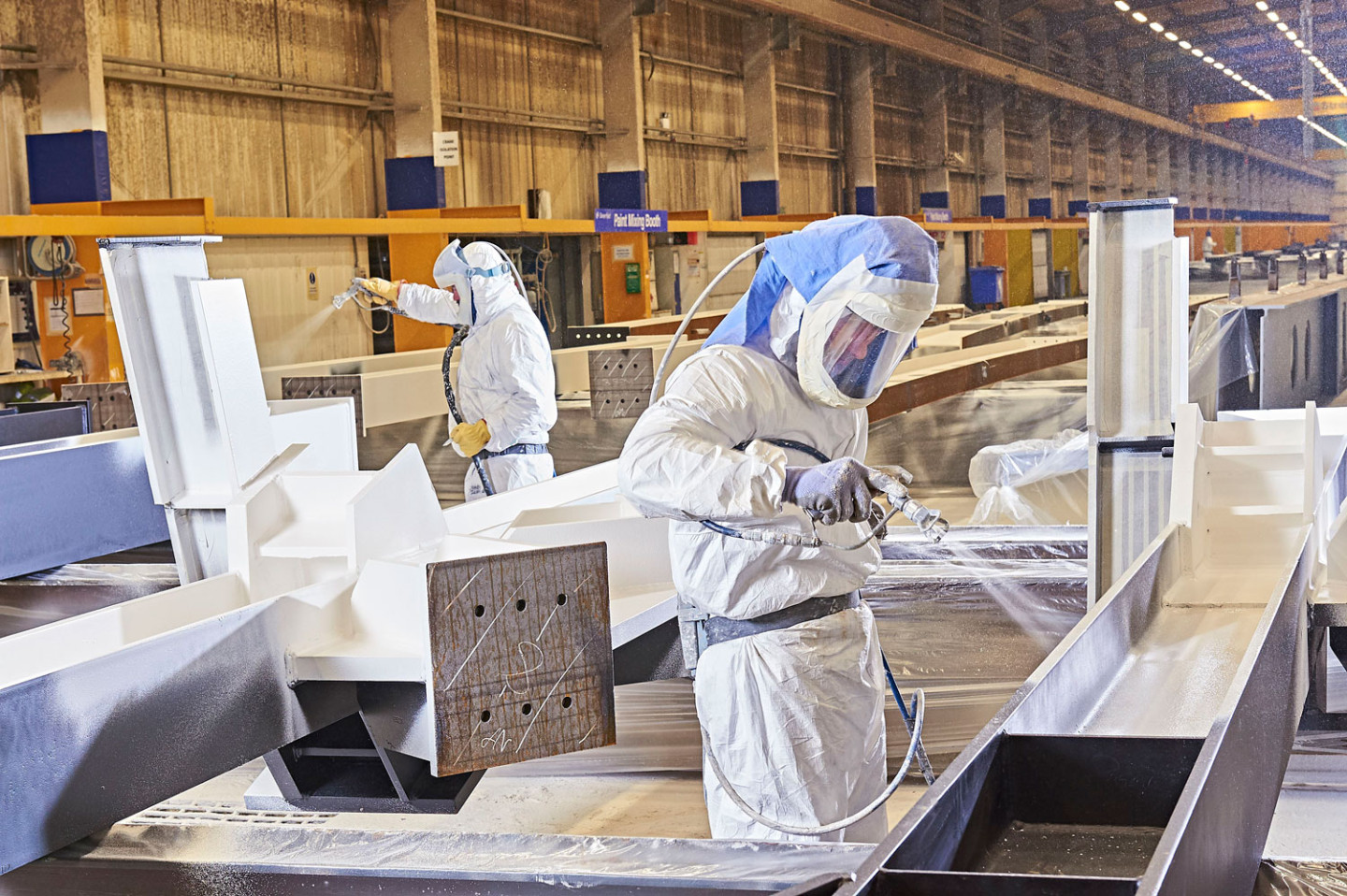 hommes-portent-combinaison-tyvek-500-xpert-usine