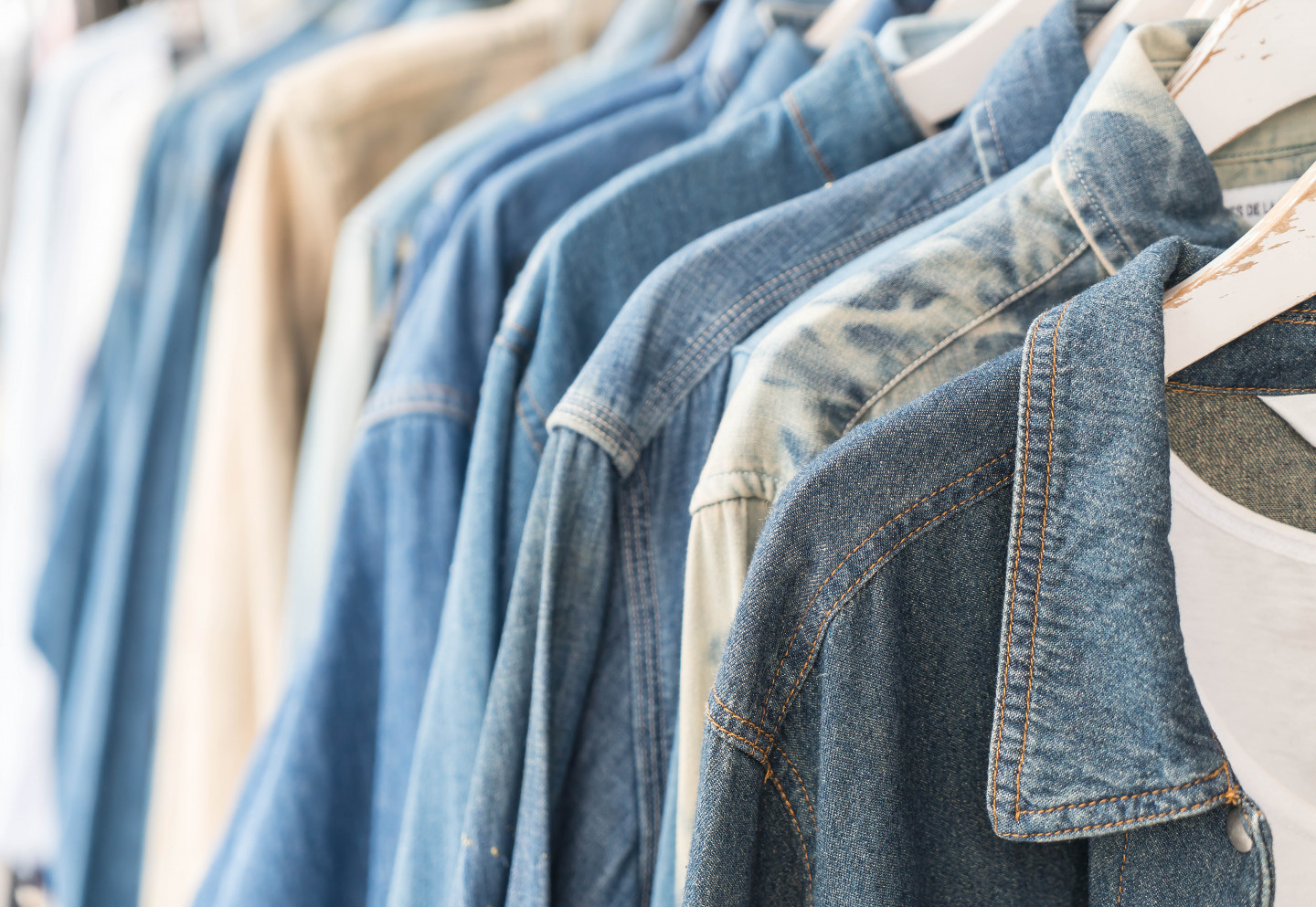 Chemises sur cintres vetements-cintres-pressing